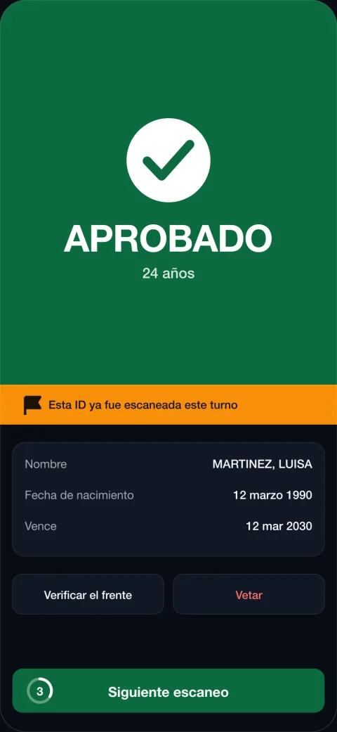 Un iPhone mostrando un veredicto APROBADO en verde a pantalla completa, con la edad y los datos del documento debajo
