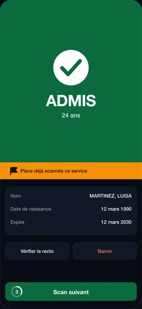 Un iPhone affichant un verdict ADMIS vert plein écran, avec l'âge et les données du document en dessous